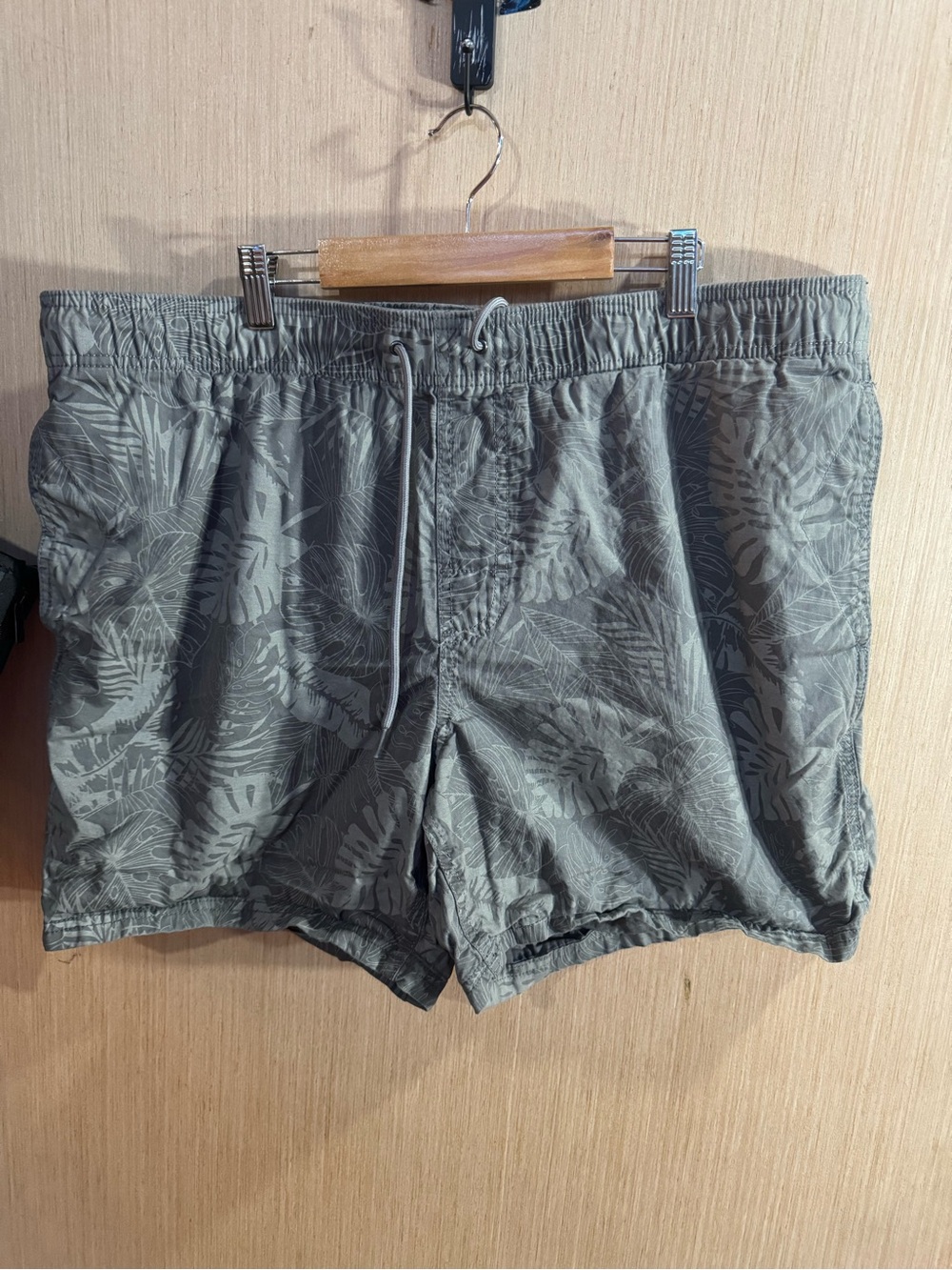 Amazon Essentials Grey Tropical Print Drawstring Casual Shorts Size XL